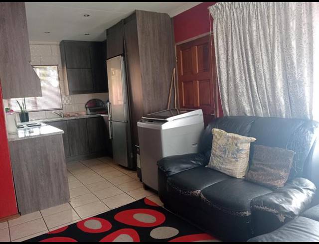 2 BEDROOM APARTMENT FOR SALE IN PROTEA GLEN